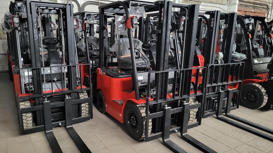 Тест-драйв складской техники на нашем складе в Новом Уренгое